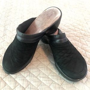 J-41 (Jambu / Jeep) Black Clog Size 9